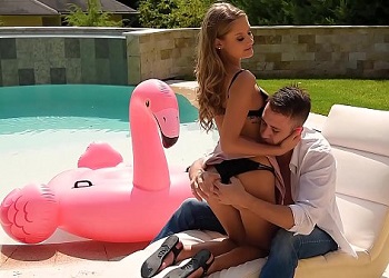 Tiffany Tatum disfruta del sexo más intenso junto a la piscina